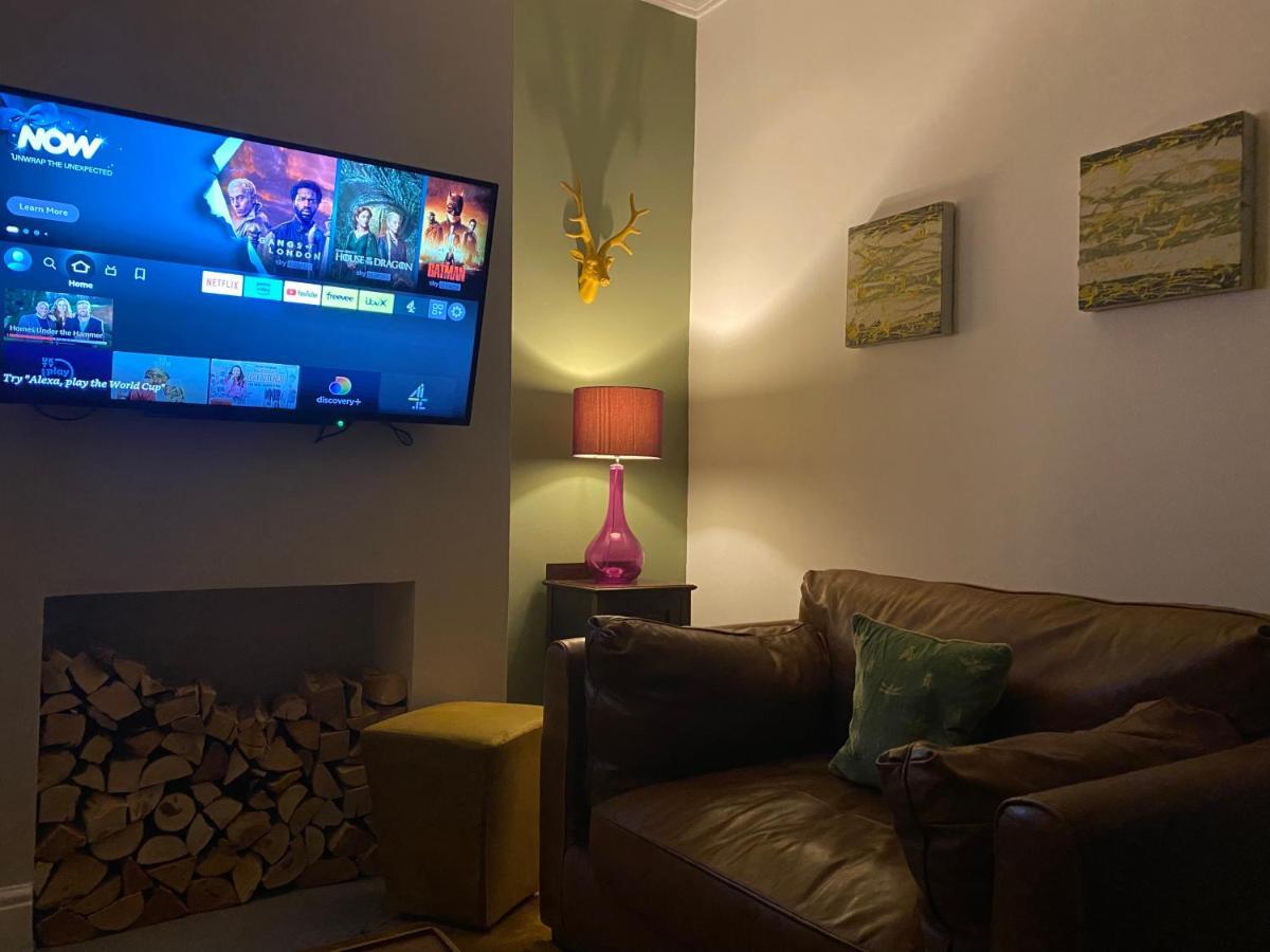 Refurbished 3 Bed House In Casa de férias Manchester