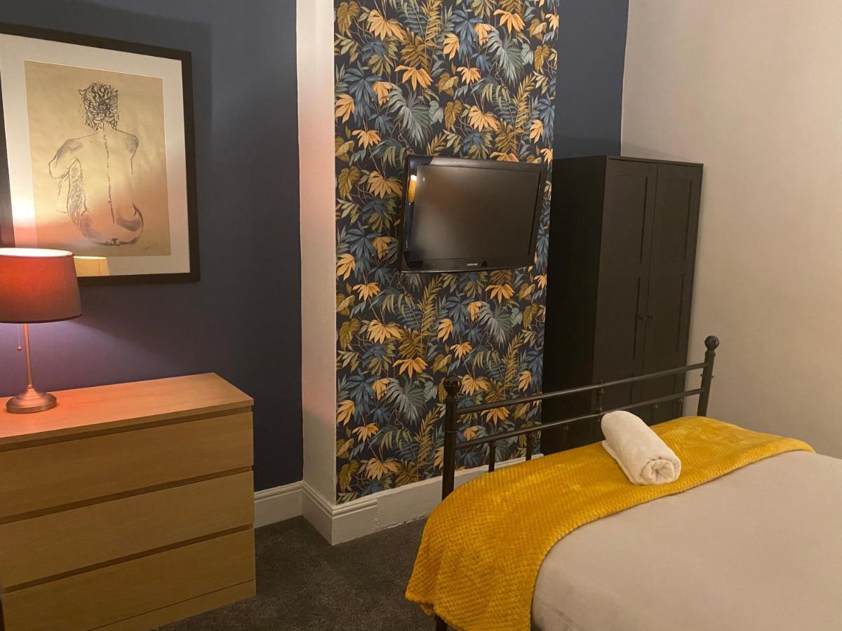 Refurbished 3 Bed House In Casa de férias Manchester