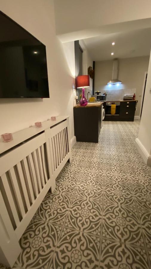 Casa de férias Refurbished 3 Bed House In *