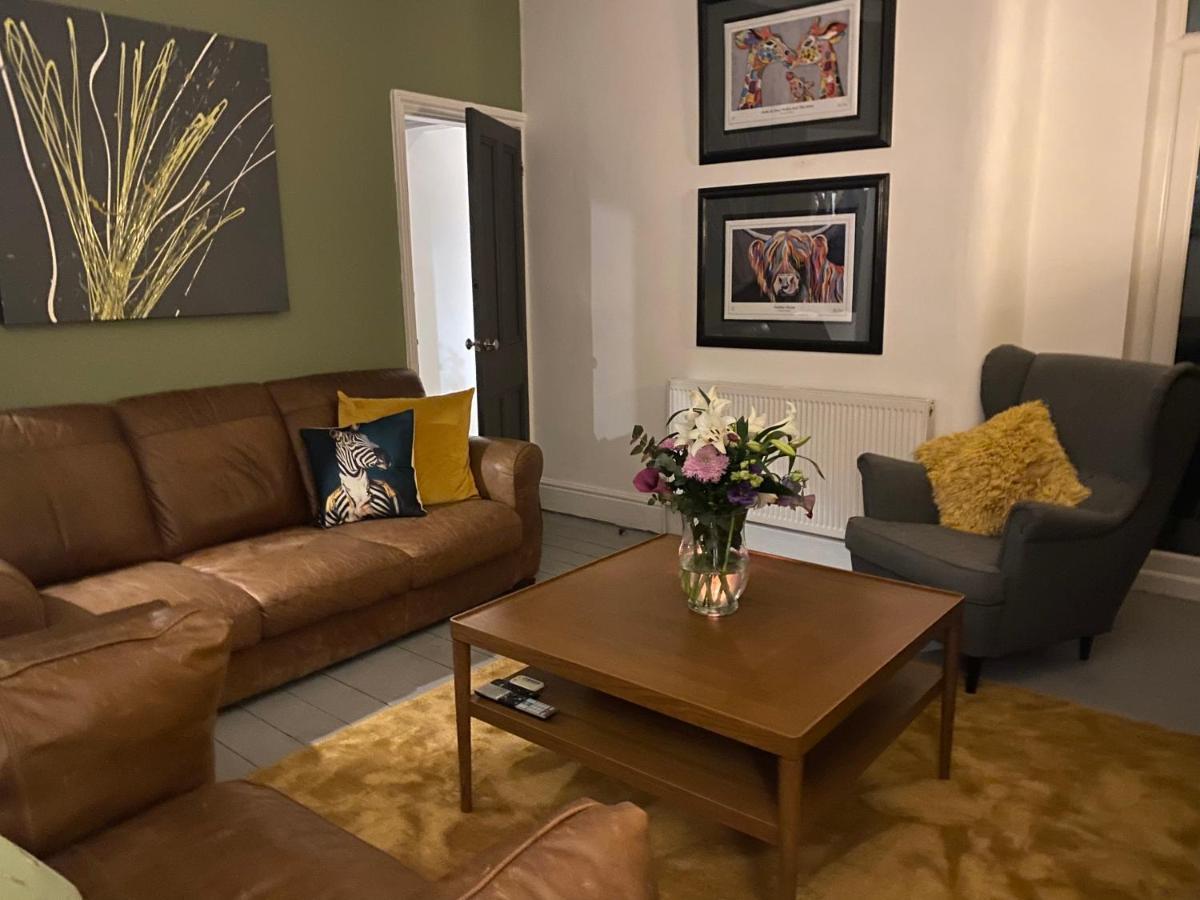 Refurbished 3 Bed House In Casa de férias Manchester